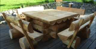 Table et chaises / bancs en rondins de bois